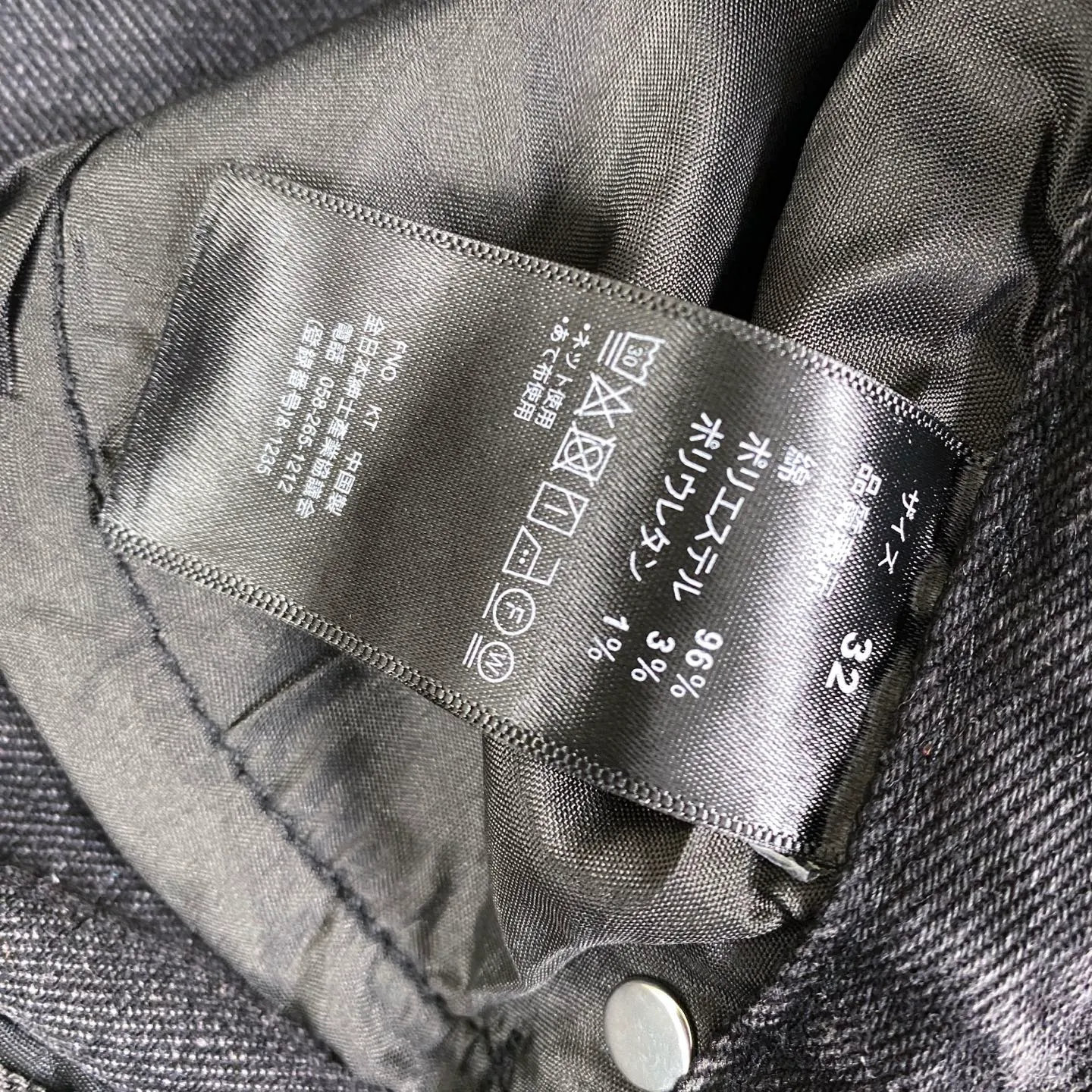 🅿️240 Chrome Heart classic multi-color laser cross patchwork leather jeans. The pants are made of top-notch heavy-duty washing technology, and every detail shows ingenuity. The calfskin is laser-cut to make a delicate cross, which is both a tactile and visual enjoyment. Paired with aged silver hardware, it is retro, high-end and full of texture. The straight-cut upper body turns into "chopstick legs" in an instant, easily modifying the shape of the legs. It can be controlled by any body shape and has a full sense of luxury.  This is a carefully crafted high-end version, the quality far exceeds that of street currency, and the details can stand the scrutiny of a magnifying glass. Although the price is close to the people, the quality is completely in line with the big brands, and it is easy to follow the trend.  Classic black, low-key and versatile. Pair it with simple T-shirts and personalized shirts to easily create a fashionable look. Whether you are going out daily or attending events, you can be the center of attention.  Color: black Size: S M L XL 28 30 32 34
